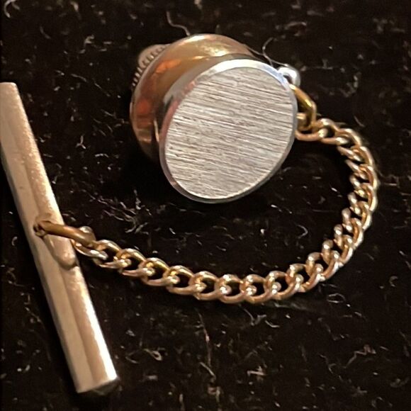 Vintage-1950s-Swank gold tone diamond etched tie tack/tie pin with safety chain - Picture 5 of 10